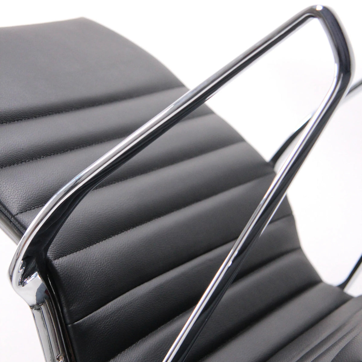 Chrome frame and black quilted upholstery of the PARIBA V IV guest chair by hjh OFFICE