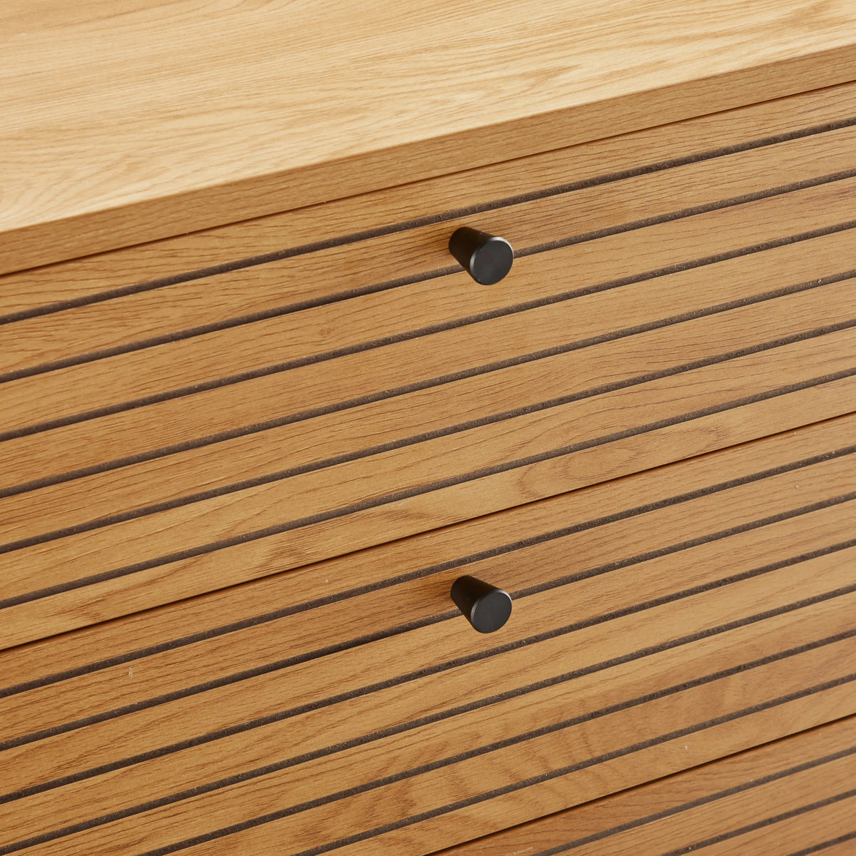 Ribbed drawer fronts with black knobs of the LINNO K Chest of drawers in oak by hjh LIVING