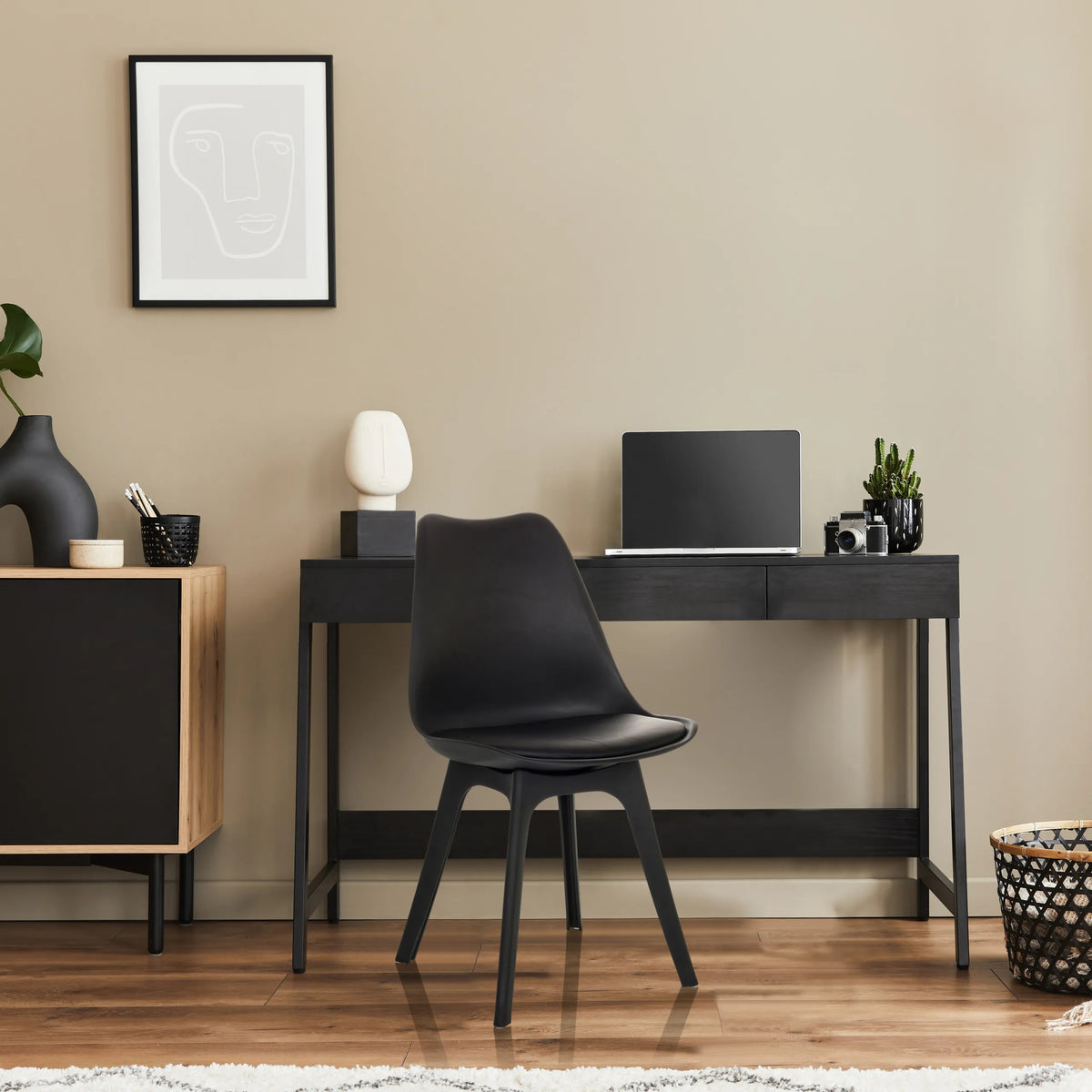 Shell chair SCANDI P in black with four legs in front of a desk by hjh OFFICE