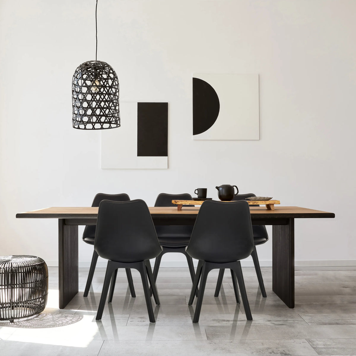 Four black Shell chairs SCANDI P at a wooden table in a modern room by hjh OFFICE