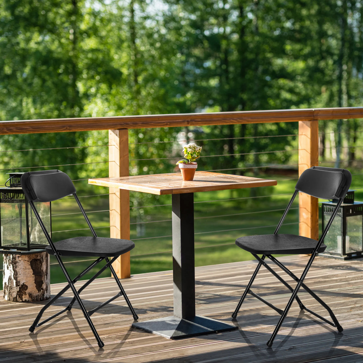 Zwei schwarze Outdoor-Stühle TUDELA XXL B an einem quadratischen Holztisch auf einer Terrasse von hjh OFFICE