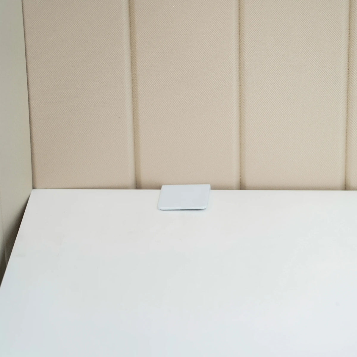 White bracket for attaching the FLEXMIUT ROLL table partition to a white tabletop by hjh OFFICE