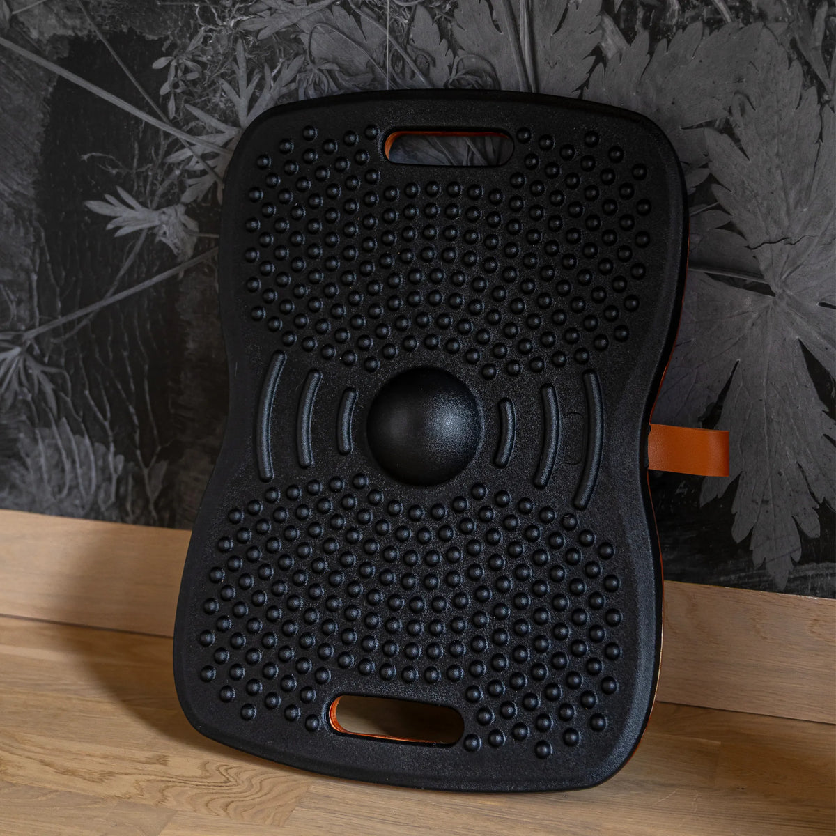 Structured surface of the ACTIV balance board in black with studs and a central curvature by hjh OFFICE