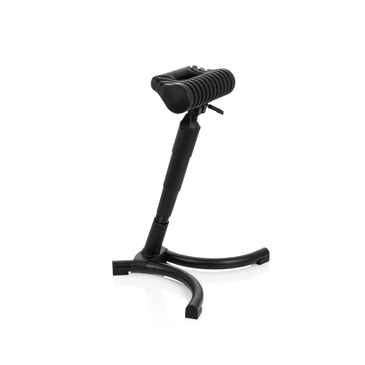Schwarze Stehhilfe TOP WORK 33 mit gepolsterter Sitzfläche und dreiarmigem Standfuß von hjh OFFICE – 360-Grad-Ansicht (schräge Frontansicht 60°)