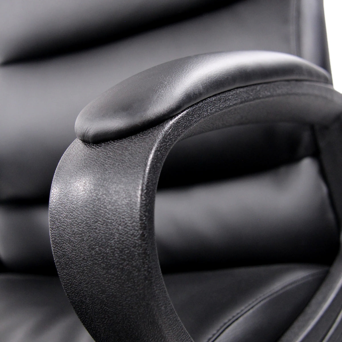 Padded armrest of the Professional Executive Chair FUTURA 100 in black by hjh OFFICE