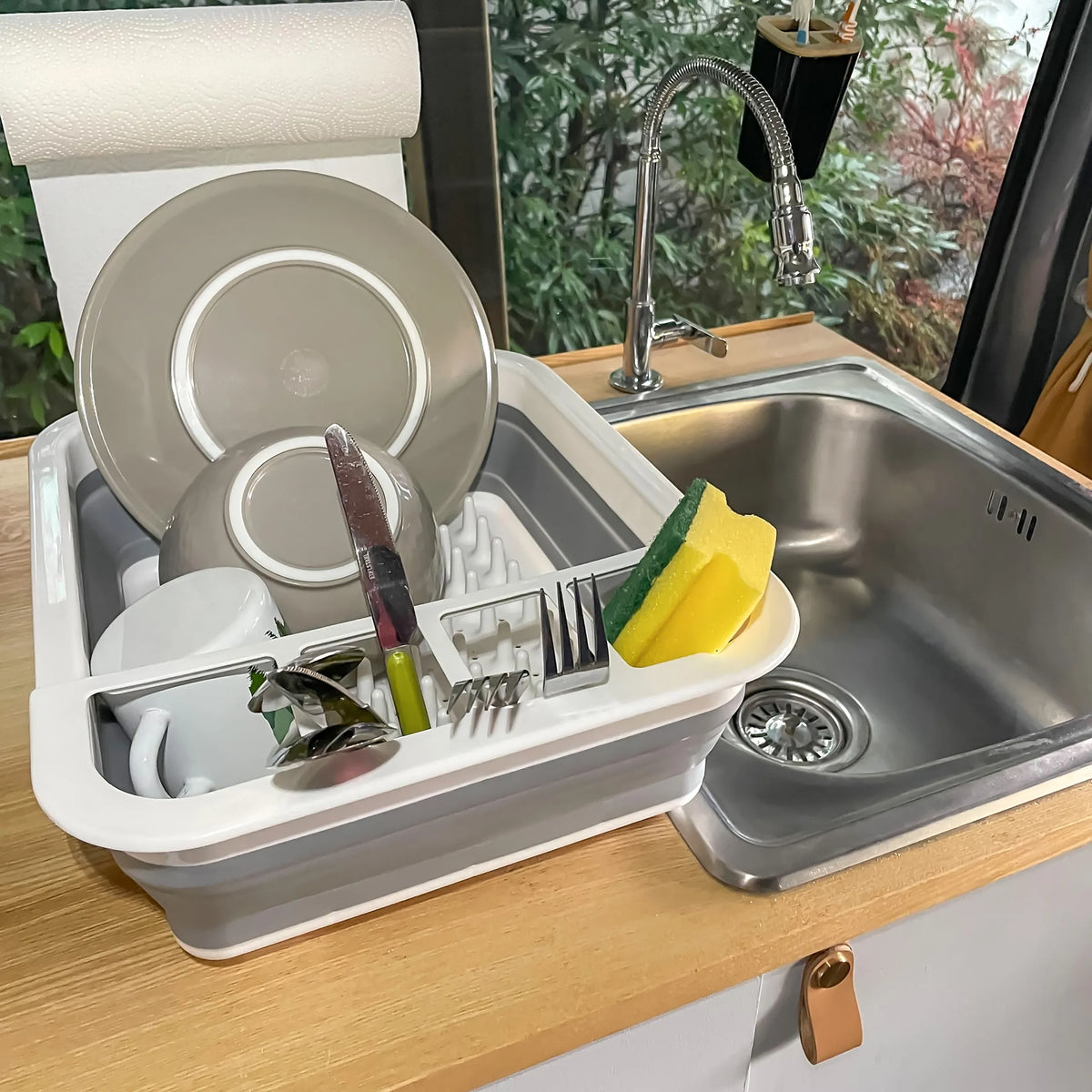 Grey-white folding container CLEAN SIL used as a draining rack with dishes and a sponge next to a sink by hjh OFFICE
