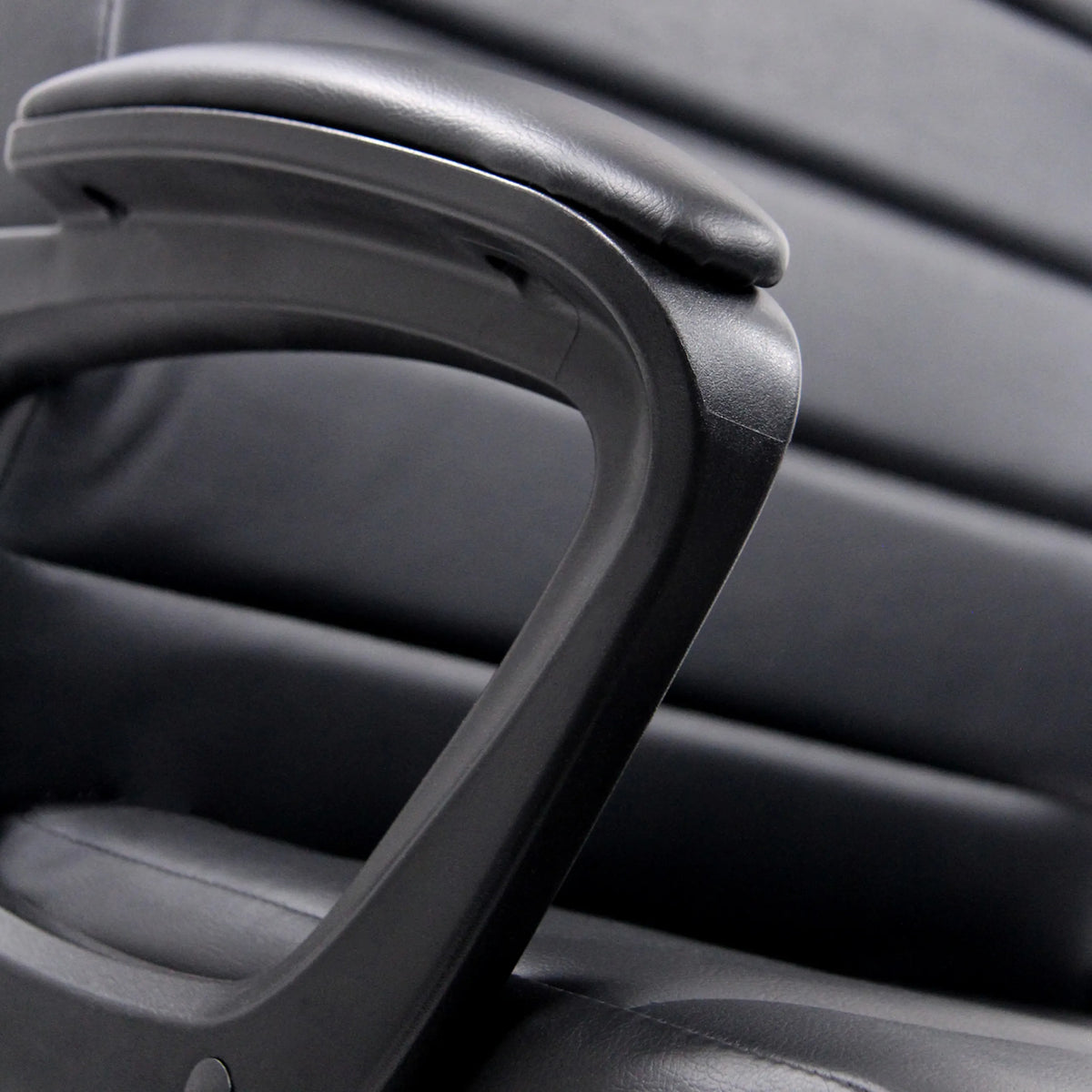 Padded armrest of the Home Office Executive Chair ERGOSMOOTH BIG in black by hjh OFFICE