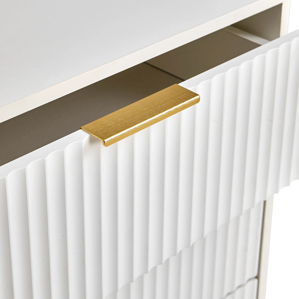 Gold-coloured handle on a white ribbed front of the Hjelle K chest of drawers by hjh LIVING