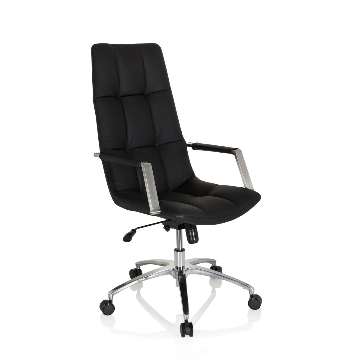 Schwarzer Homeoffice Chefsessel SARANTO PRO aus Leder mit glänzendem Fußkreuz mit fünf Rollen von hjh OFFICE – 360-Grad-Ansicht (schräge Frontansicht 38°)