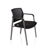 Schwarzer Vierfußstuhl MEET mit Netzrücken und Armlehnen von hjh OFFICE – 360-Grad-Ansicht (schräge Frontansicht 60°)