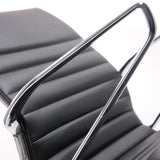 Chrome frame and black quilted upholstery of the PARIBA V IV guest chair by hjh OFFICE