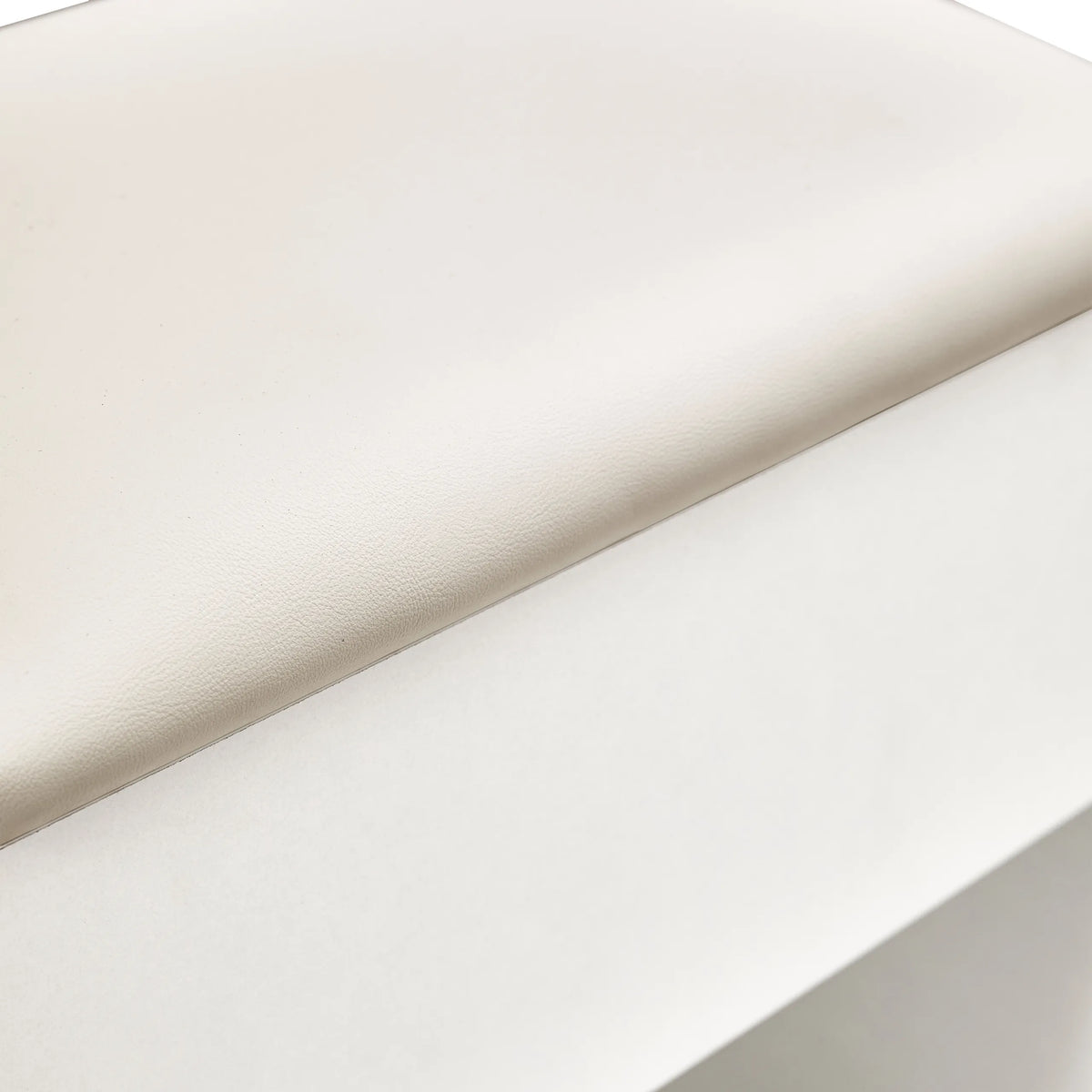 White, smooth surface and edge of the Glamdesk Makeup Mirror by hjh LIVING