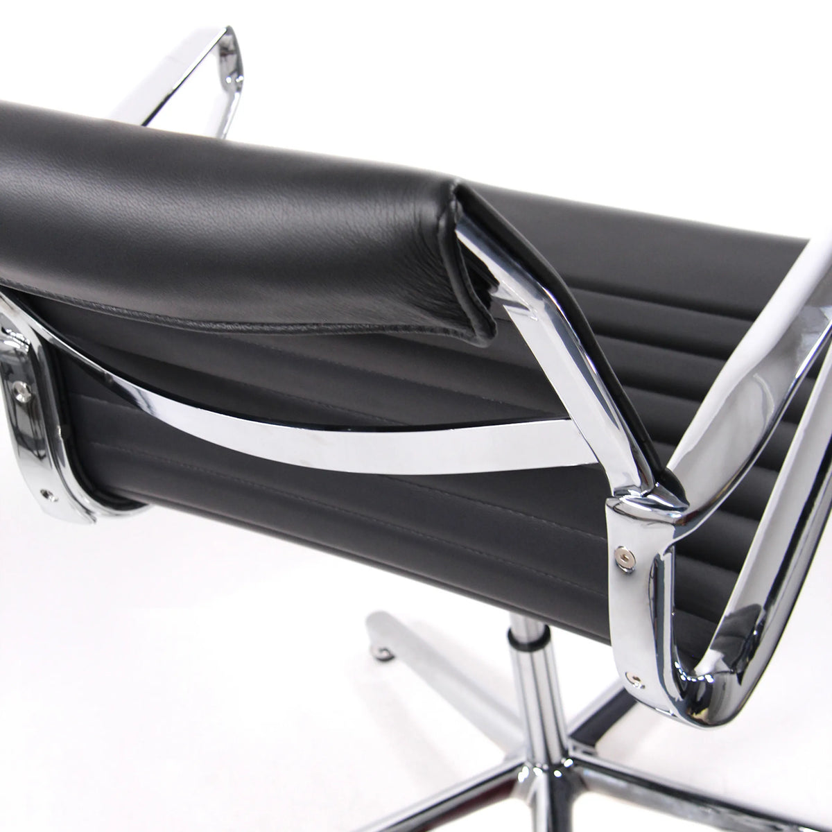 Connection of black leather upholstery and chrome frame of the PARIBA V IV guest chair by hjh OFFICE