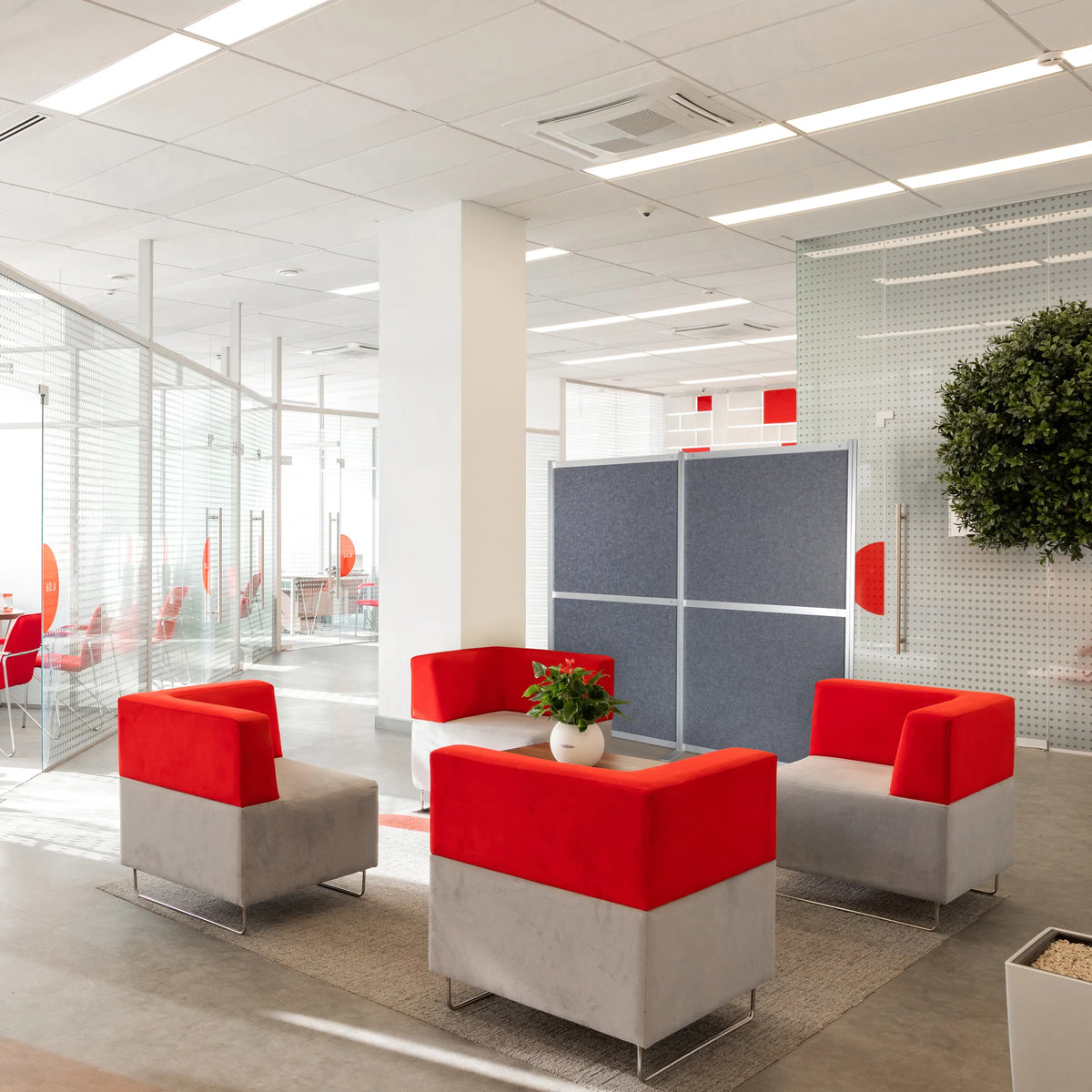 Grey Partition wall FLEXMIUT MODUL as a room divider in an office environment by hjh OFFICE