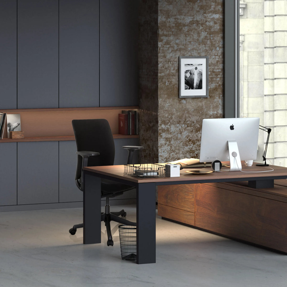 Professional Office Chair SENATOR in black at a desk in a modernly furnished office by hjh OFFICE