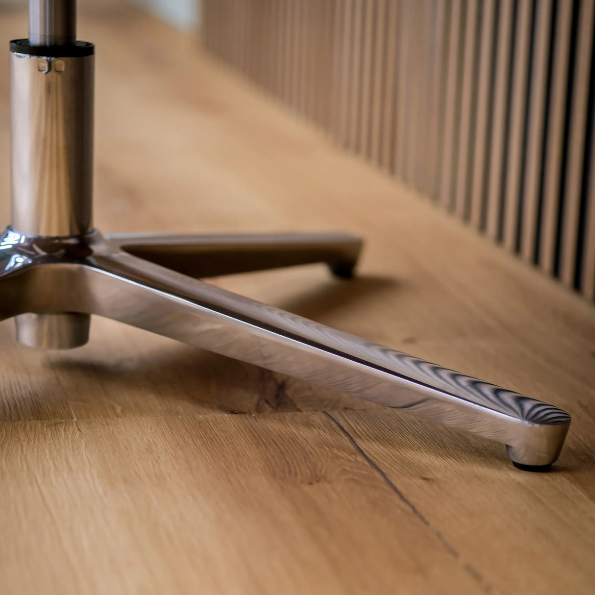 Polished metal frame with star base of the Lounge Chair ARTEMIA by hjh OFFICE