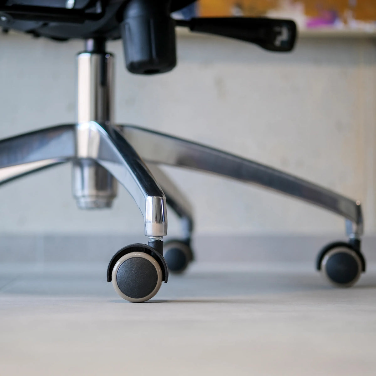 Chrome-polished five-star base with double castors of the ASPERA 20 Luxury Executive Chair by hjh OFFICE