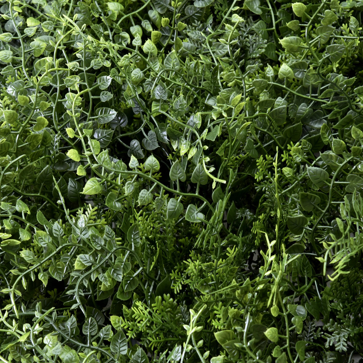 Green leaves of the LEAFLUXE 2 plant mat by hjh LIVING