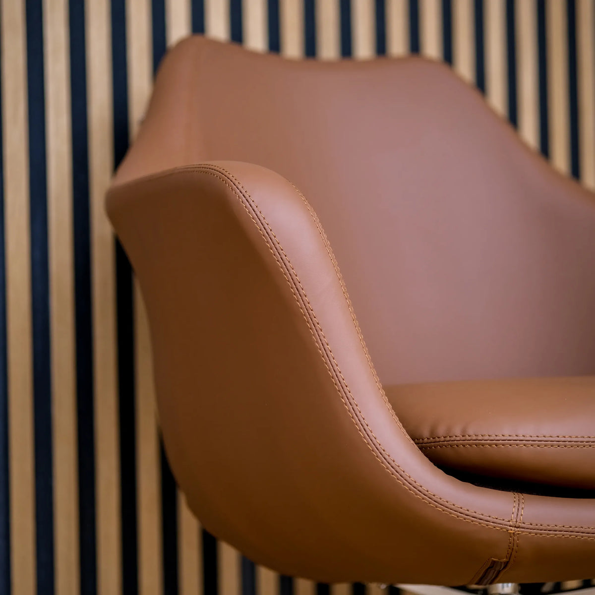 Brown upholstery and armrest of the Lounge Chair ARTEMIA by hjh OFFICE