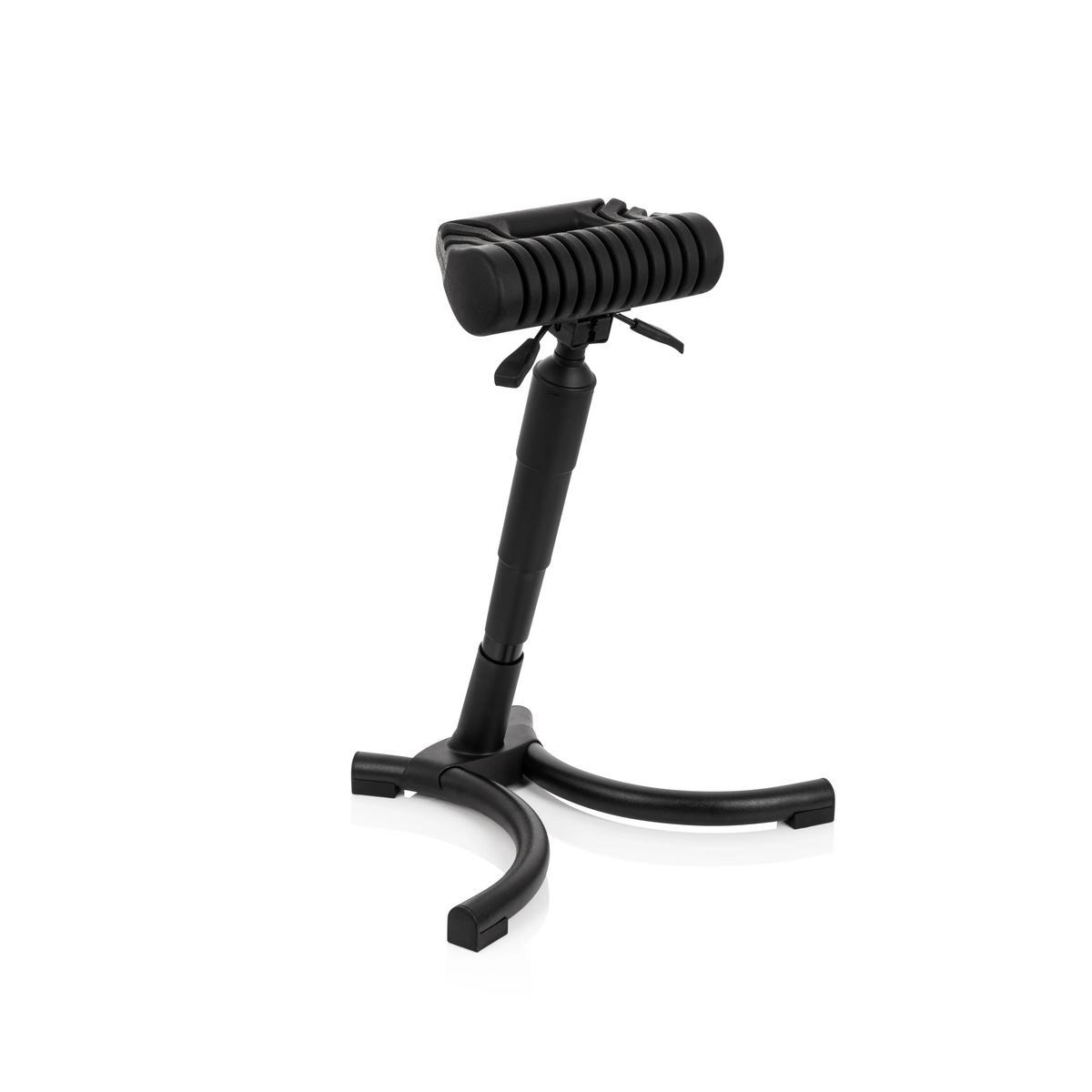 Schwarze Stehhilfe TOP WORK 33 mit gepolsterter Sitzfläche und dreiarmigem Standfuß von hjh OFFICE – 360-Grad-Ansicht (schräge Frontansicht 40°)