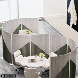 Graue Sicht- und Schallschutz-Trennwände Flexmiut Wave mit geometrischem Muster von hjh OFFICE (KI-generiertes Bild)