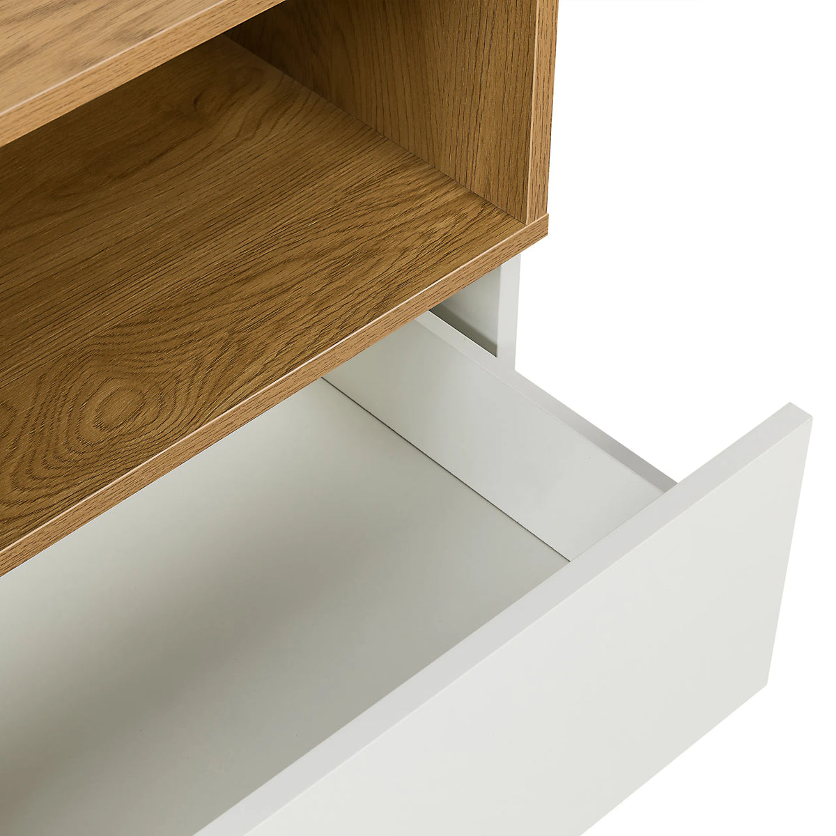 Offene Ablage und weißer Schubladenauszug des Sideboards MELMO S in Eiche und Weiß von hjh LIVING